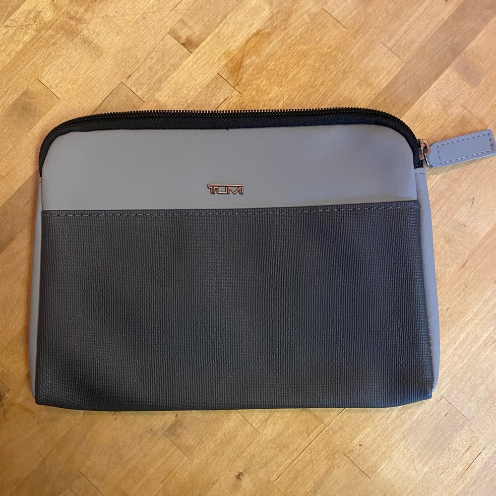 Tumi for Delta toiletry bag cosmetic bag, two-tone gray 8 x 7“ NEW